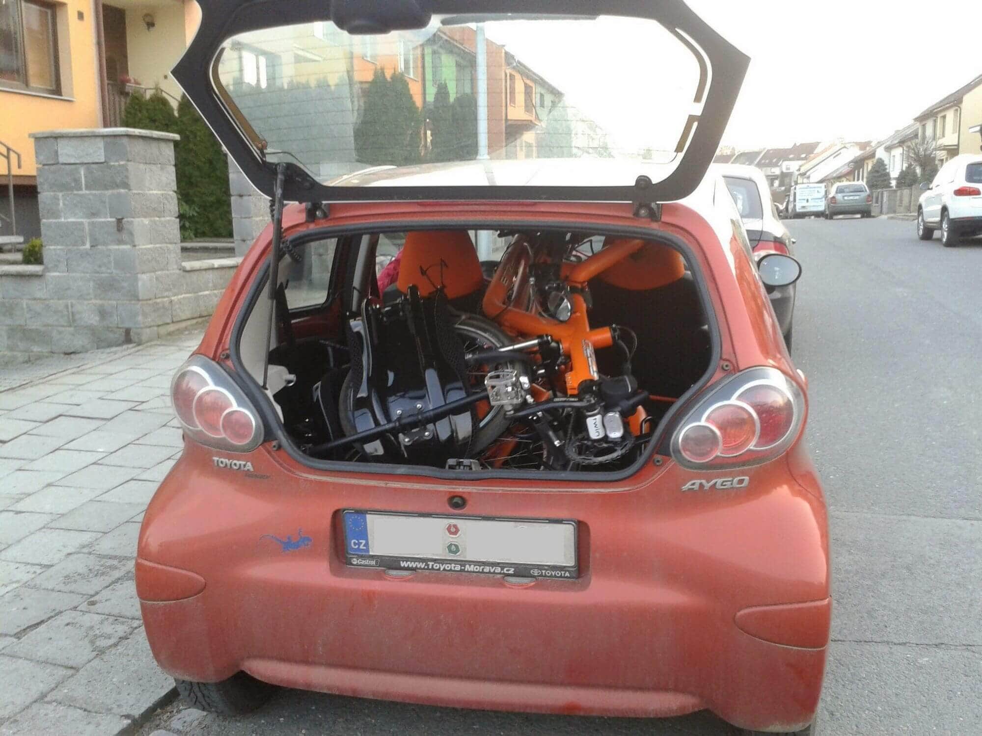 tandem - tandem couché - Page 7 Recumbent-tandem-AZUB-Twin-in-Toyota-Aygo-20150310_172435