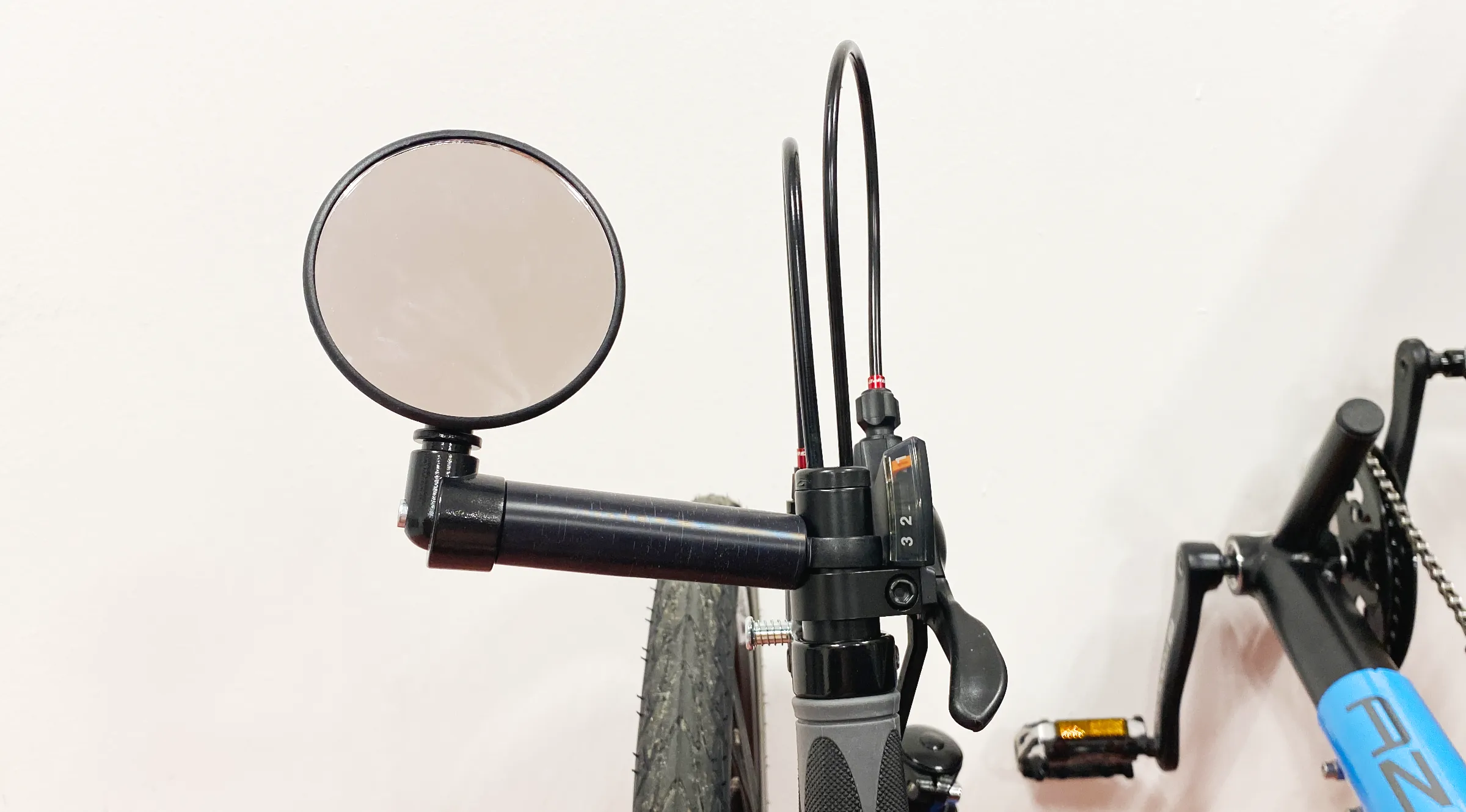 AZUB UNI-mount s nainstalovaným zrcátkem na kolo